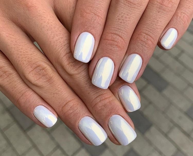 Белый весенний маникюр 2022