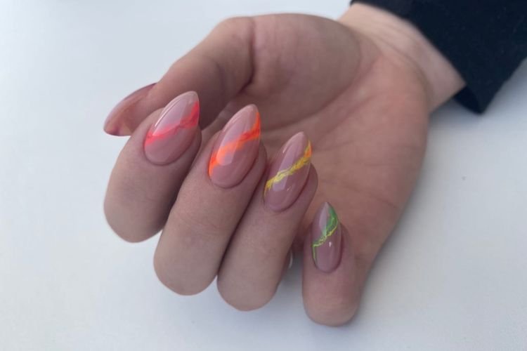 Цветные разводы на нюде