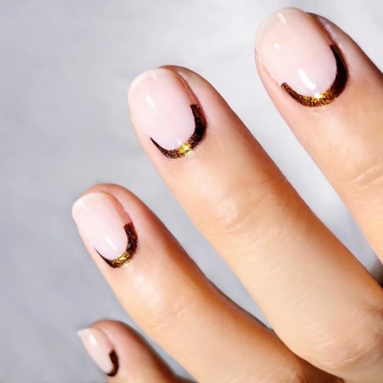 Маникюр с золотой обводкой