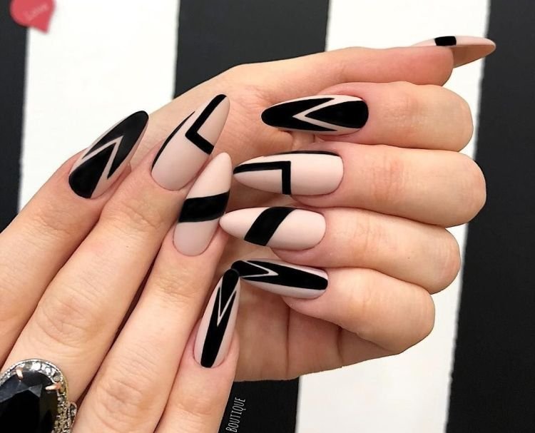 Черный весенний маникюр