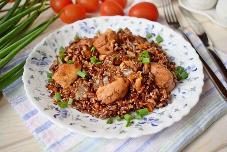Коричневый рис с курицей