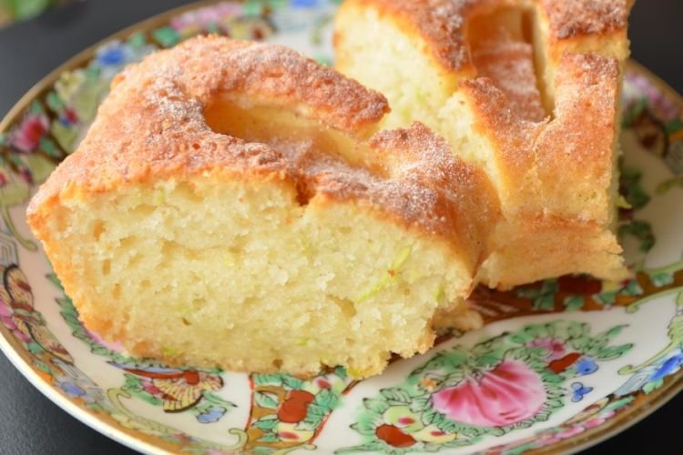 Кекс с цукини и персиками