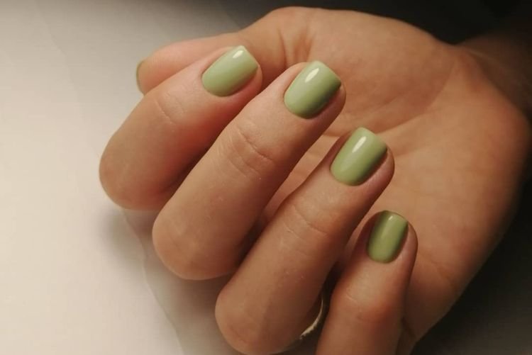 Оливковый маникюр