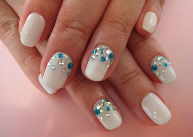 Маникюр с крупными стразами