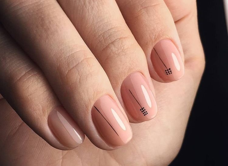 Нюдовый маникюр на короткие ногти