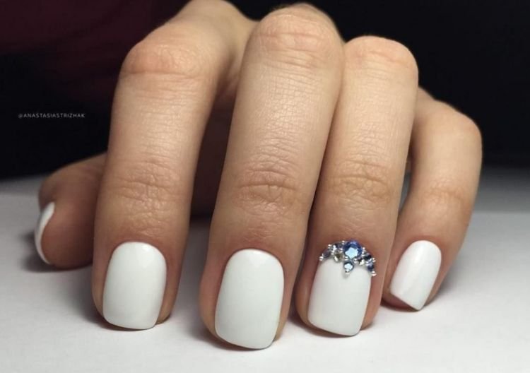 Белый маникюр 2022