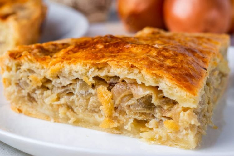 Луковый пирог на сметане