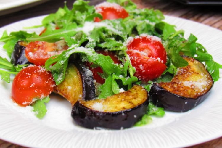 Итальянский салат с баклажанами и пармезаном