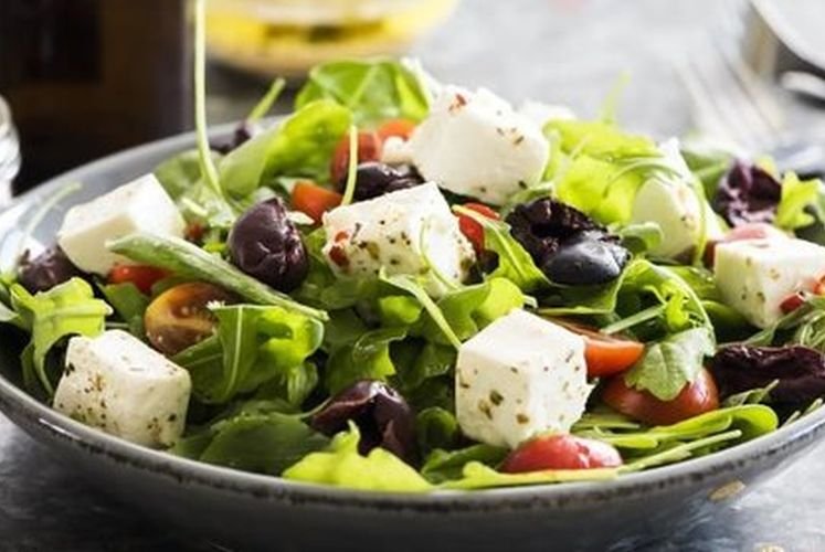 Салат с маслинами и зеленью