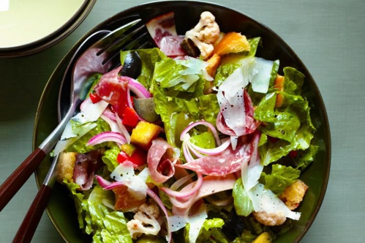 Итальянский салат с салями и сыром