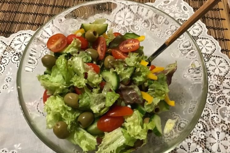 Салат с маслинами и каперсами