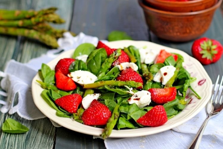 Итальянский салат со спаржей и клубникой