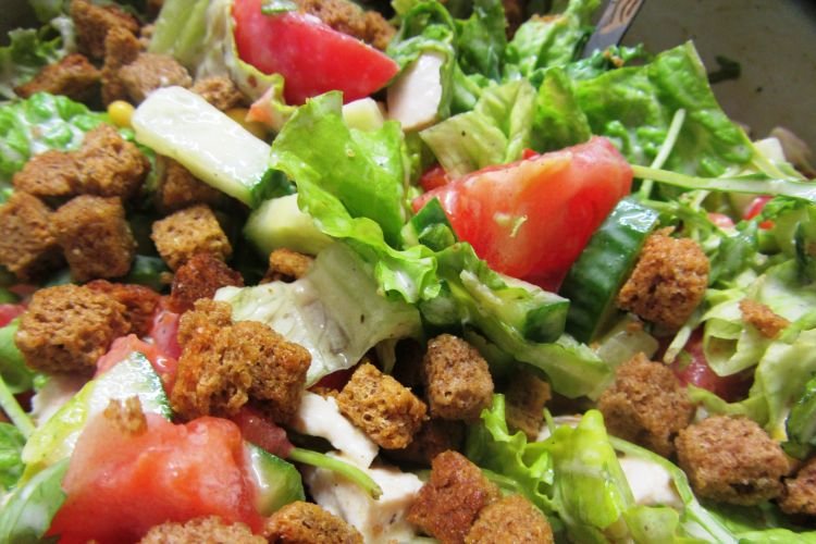 Итальянский салат с сухариками