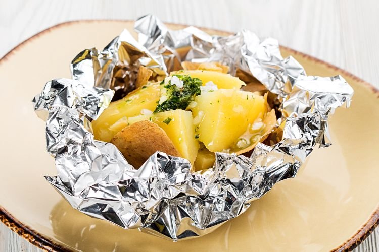 Чесночный картофель в фольге