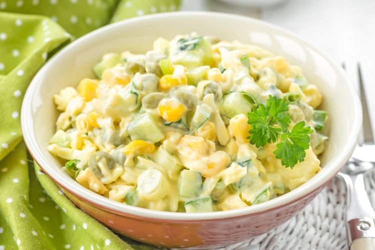 Салат с яблоками,яйцом и кукурузой