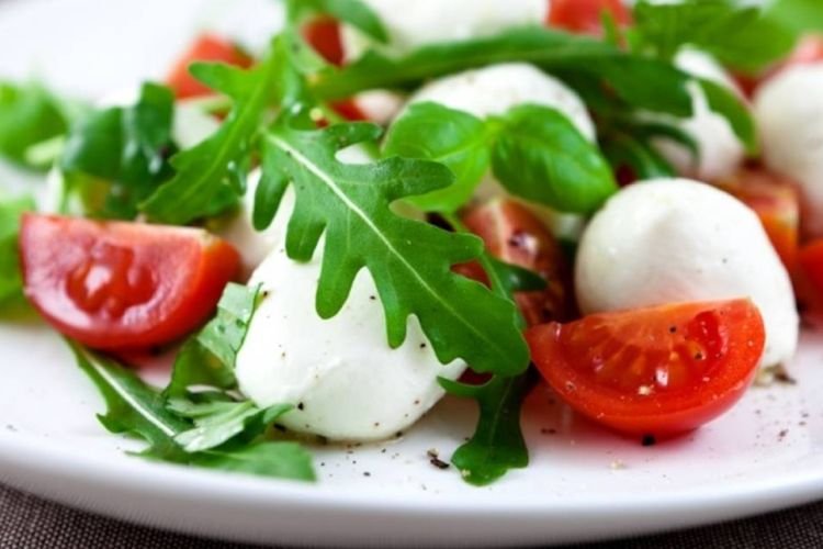 Салат с молодыми помидорами и моцареллой