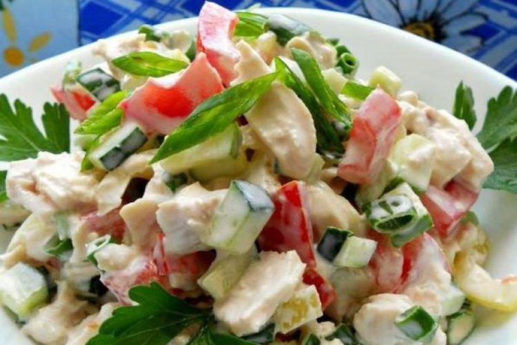 Салат с отварной курицей и овощами