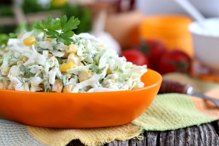 Весенний салат с кукурузой