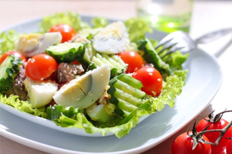 Весенний салат с тунцом