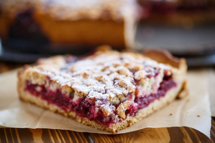 Тертый пирог с вишнями