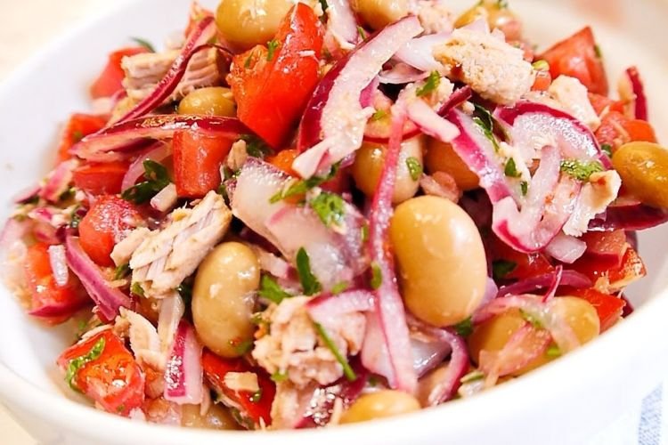 Салат с консервированной фасолью и тунцом