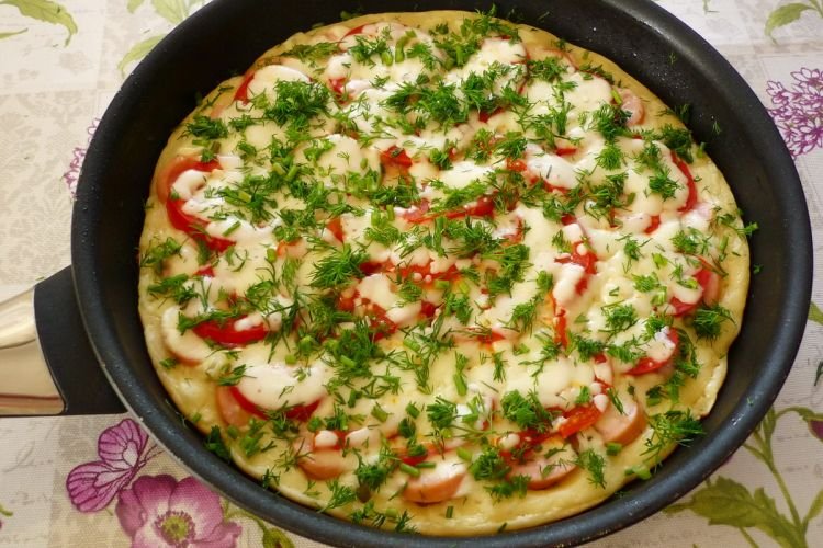 Мясная пицца на сковороде