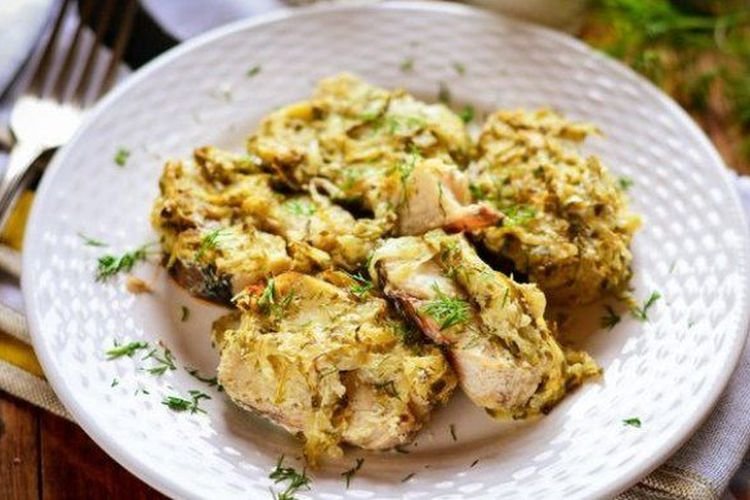 Минтай с маринованными огурцами в духовке