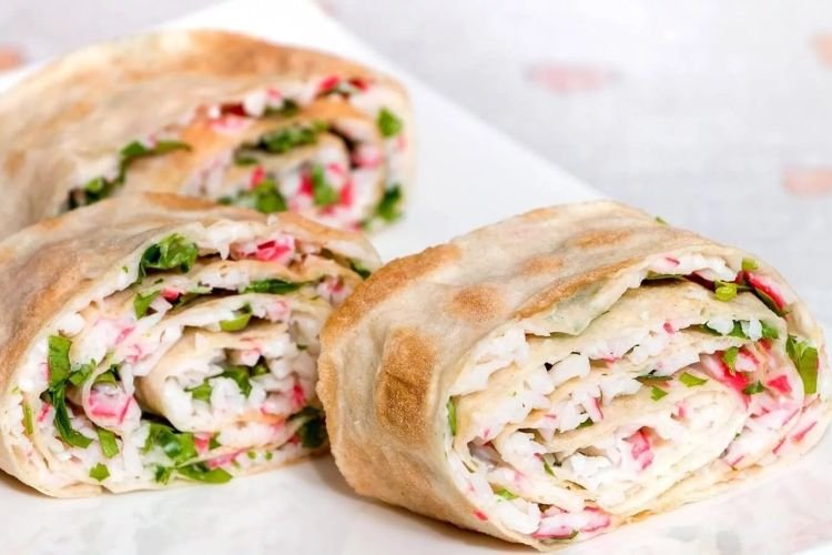 Рулетики из лаваша с крабовыми палочками