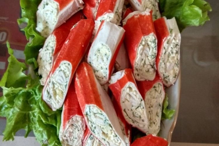 Рулетики из крабовых палочек с творогом