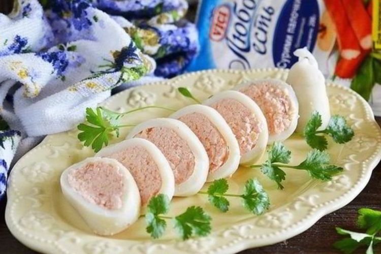 Кальмар, фаршированный крабовыми палочками