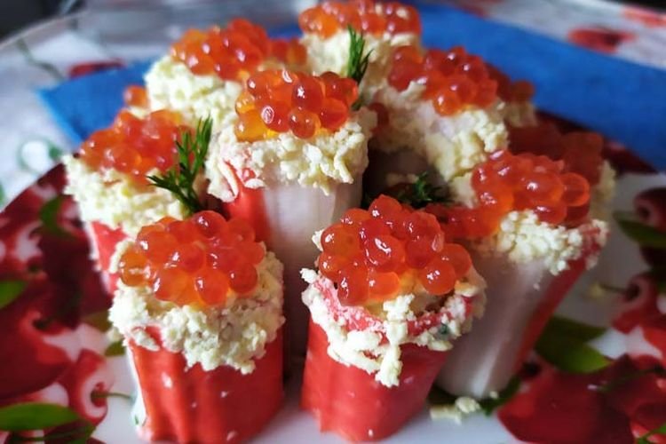 Крабовые палочки с икрой и перцем