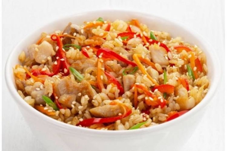 Рис с курицей, овощами и соевым соусом