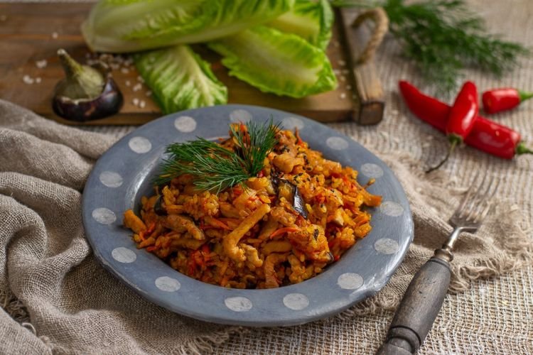 Рис, тушенный со свининой и овощами