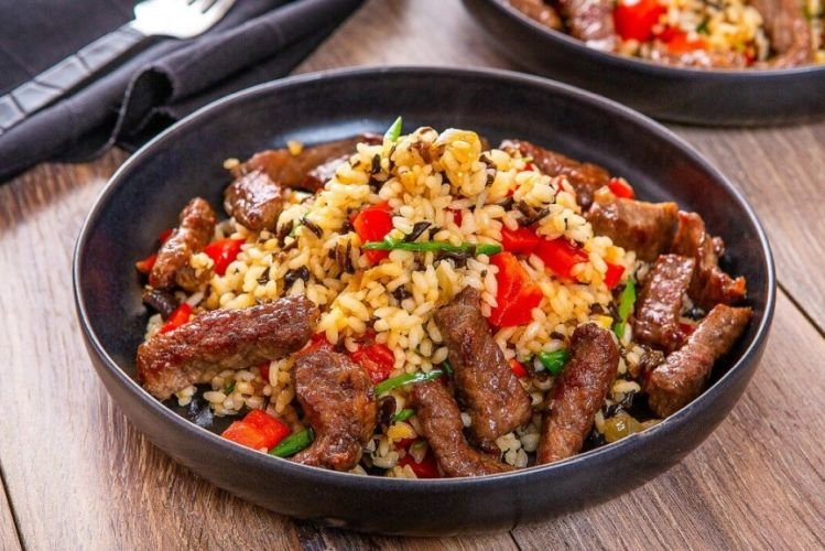 Рис с говядиной, курагой и овощами