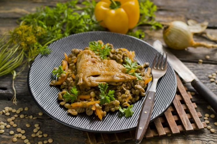 Курица с чечевицей в мультиварке