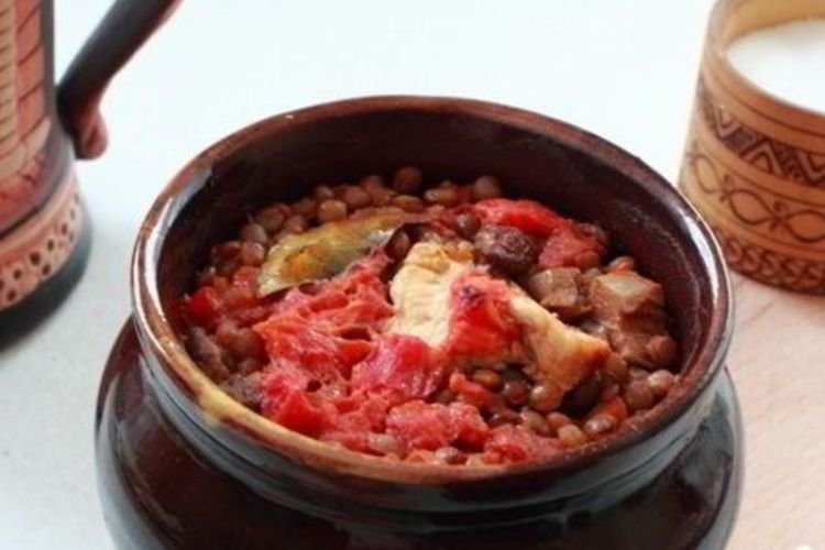 Чечевица с мясом в горшочках