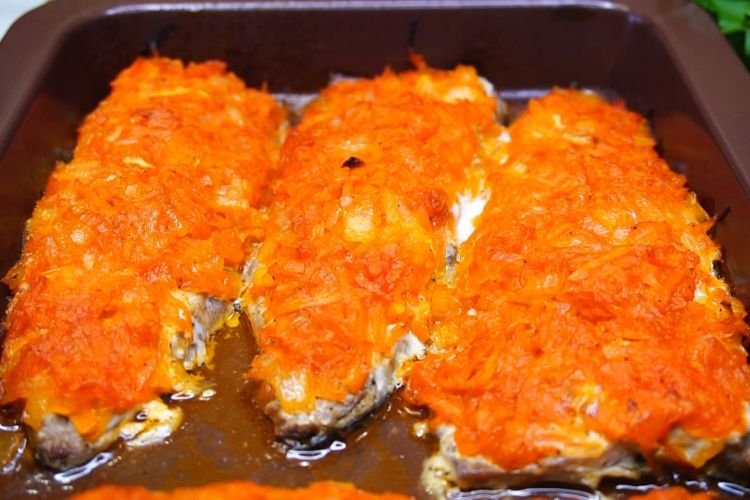 Скумбрия с луком и морковью в духовке