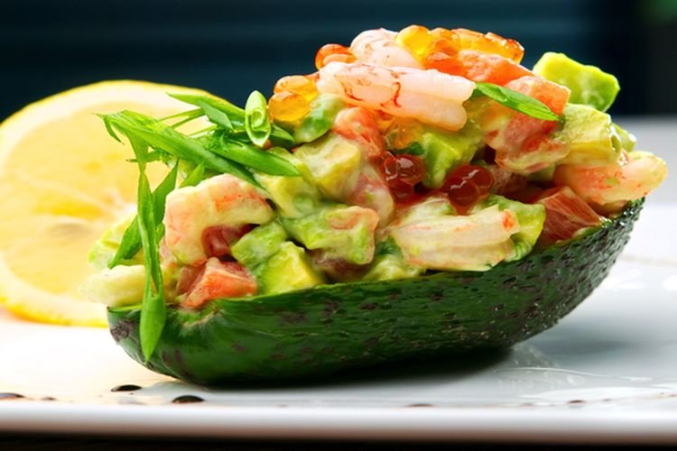 Фаршированные авокадо с креветками