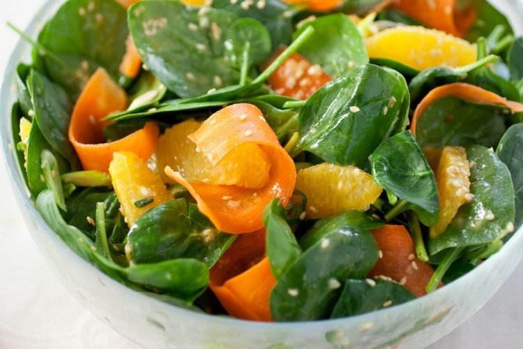 Салат с авокадо, рукколой и апельсином