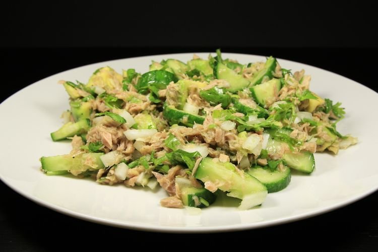 Салат с тунцом и авокадо