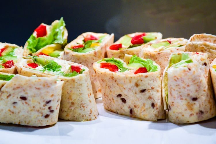 Роллы из лаваша с крабовыми палочками и авокадо