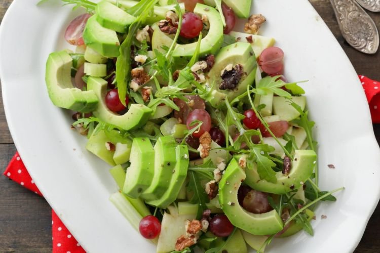 Салат с авокадо и виноградом