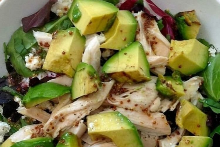 Салат с курицей и авокадо