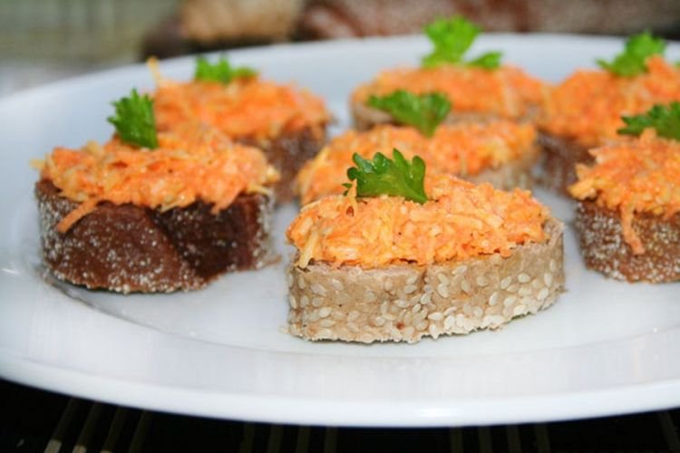 Горячие бутерброды с морковью