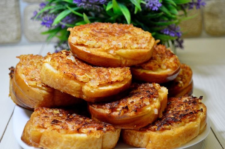 Горячие бутерброды с луком