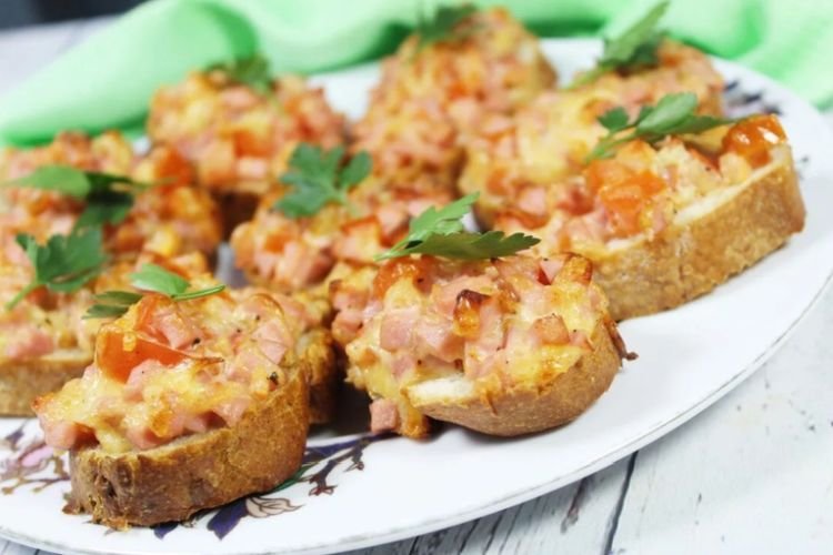 Горячие бутерброды с копченой курицей