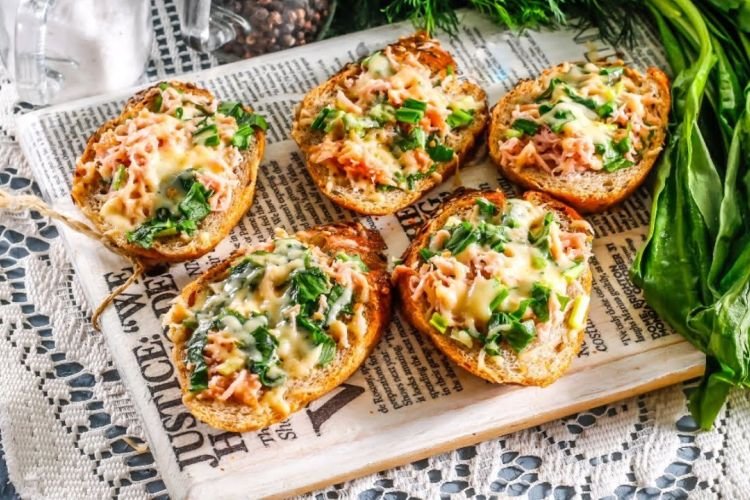 Горячие бутерброды с творогом и колбасой