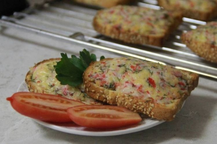 Горячие бутерброды с крабовыми палочками