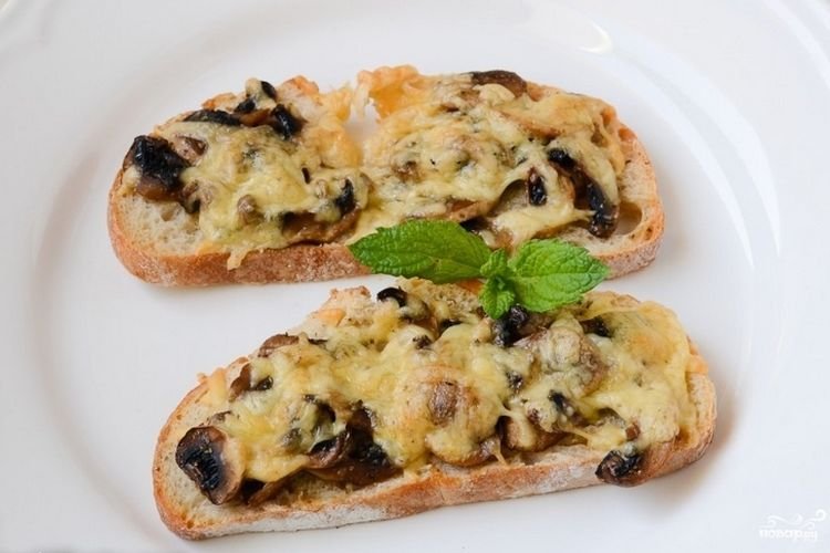 Горячие бутерброды с грибами и сыром
