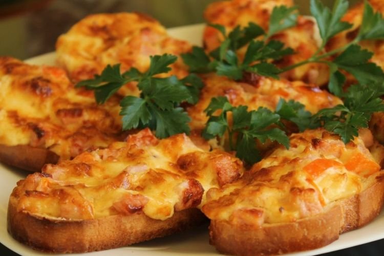 Горячие бутерброды с курицей и помидорами